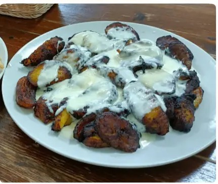 Plato de plátano maduro asado cubierto de queso fundido