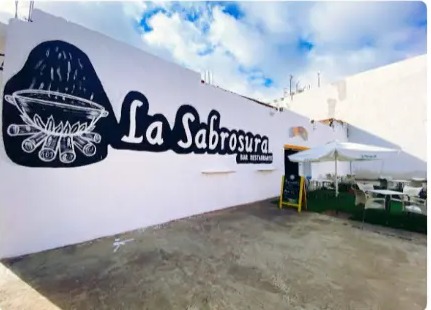 Fachada del restaurante con el mural de La Sabrosura